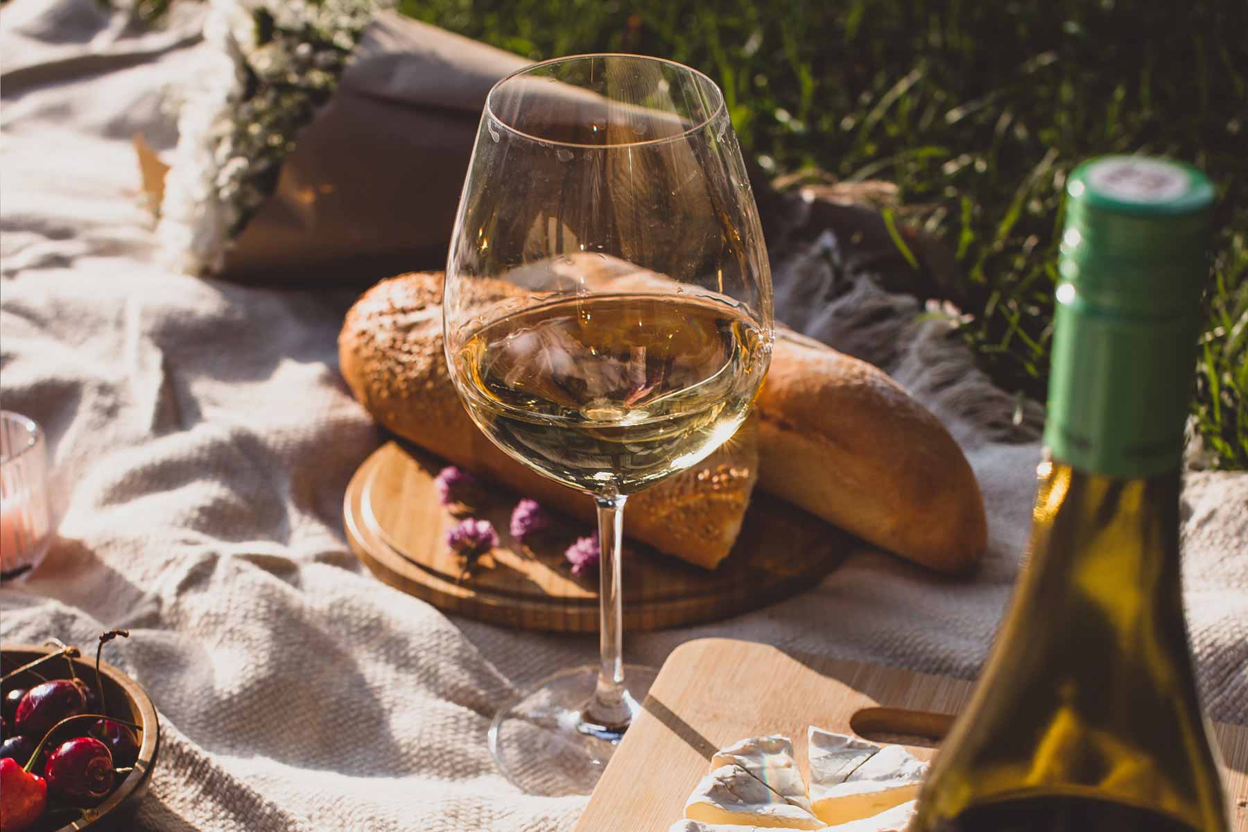 Bouteilles de vin et produits du terroir